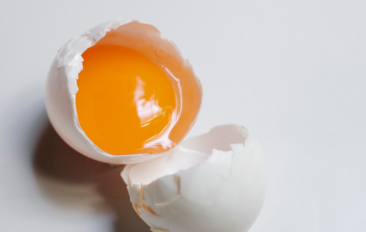 NieuwNieuws: Tieners laten ei van 300 meter vallen en houden 'm heel