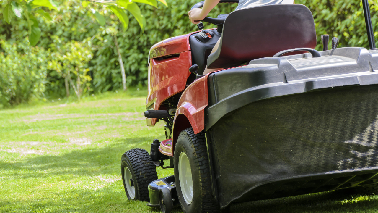 Politie bevrijdt graszitmaaier uit busje.
