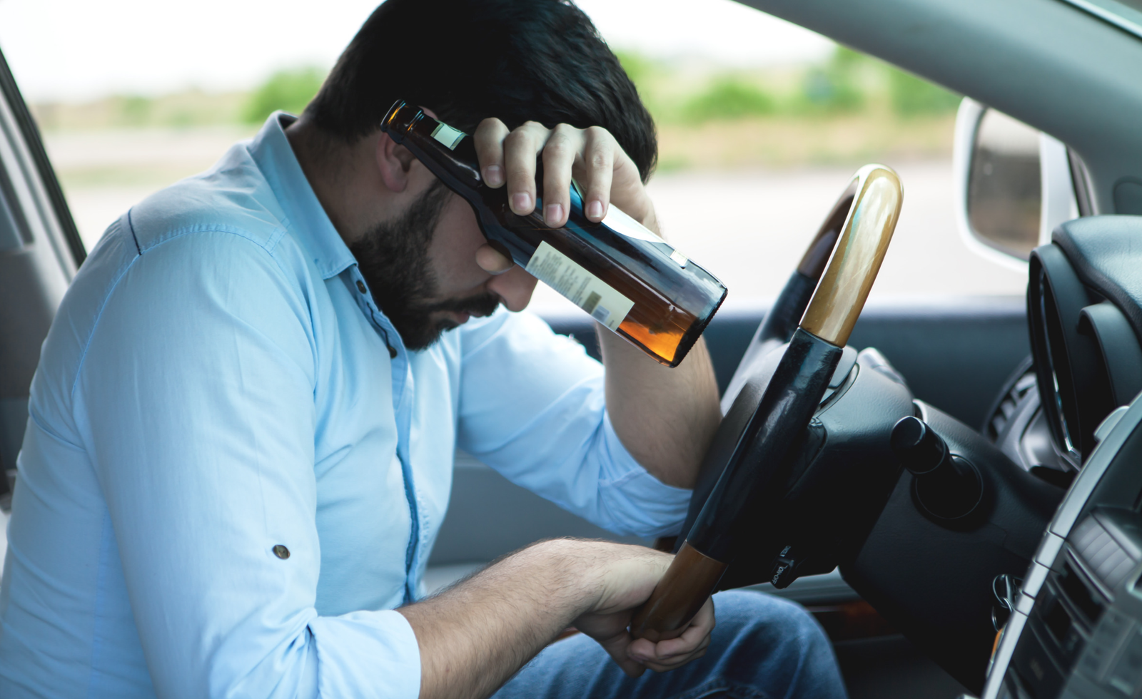 Drive a car sleep. Кофе за рулем. Алкоголь и автомобиль. Молодой человек в машине на пассажирском.