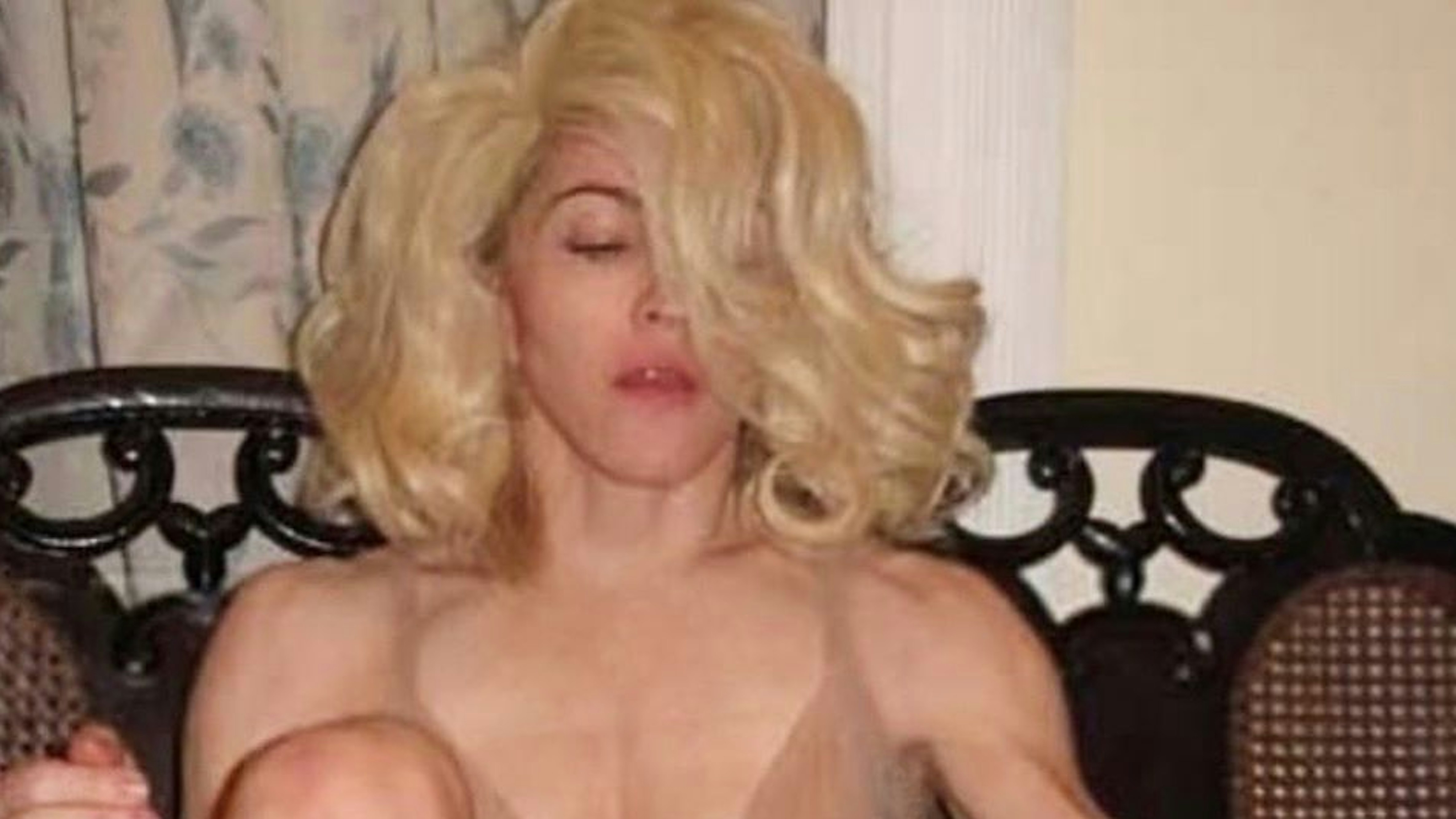 Madonna (61) deelt weer naaktfoto's.