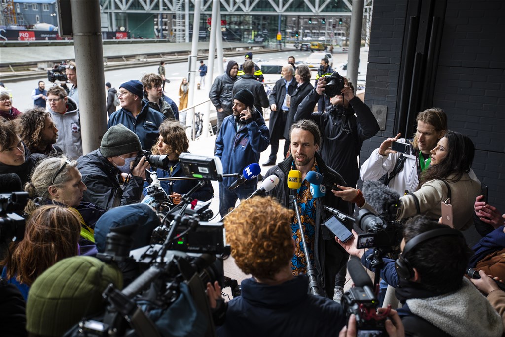 Journalisten verzamelen zich rond Willem Engel