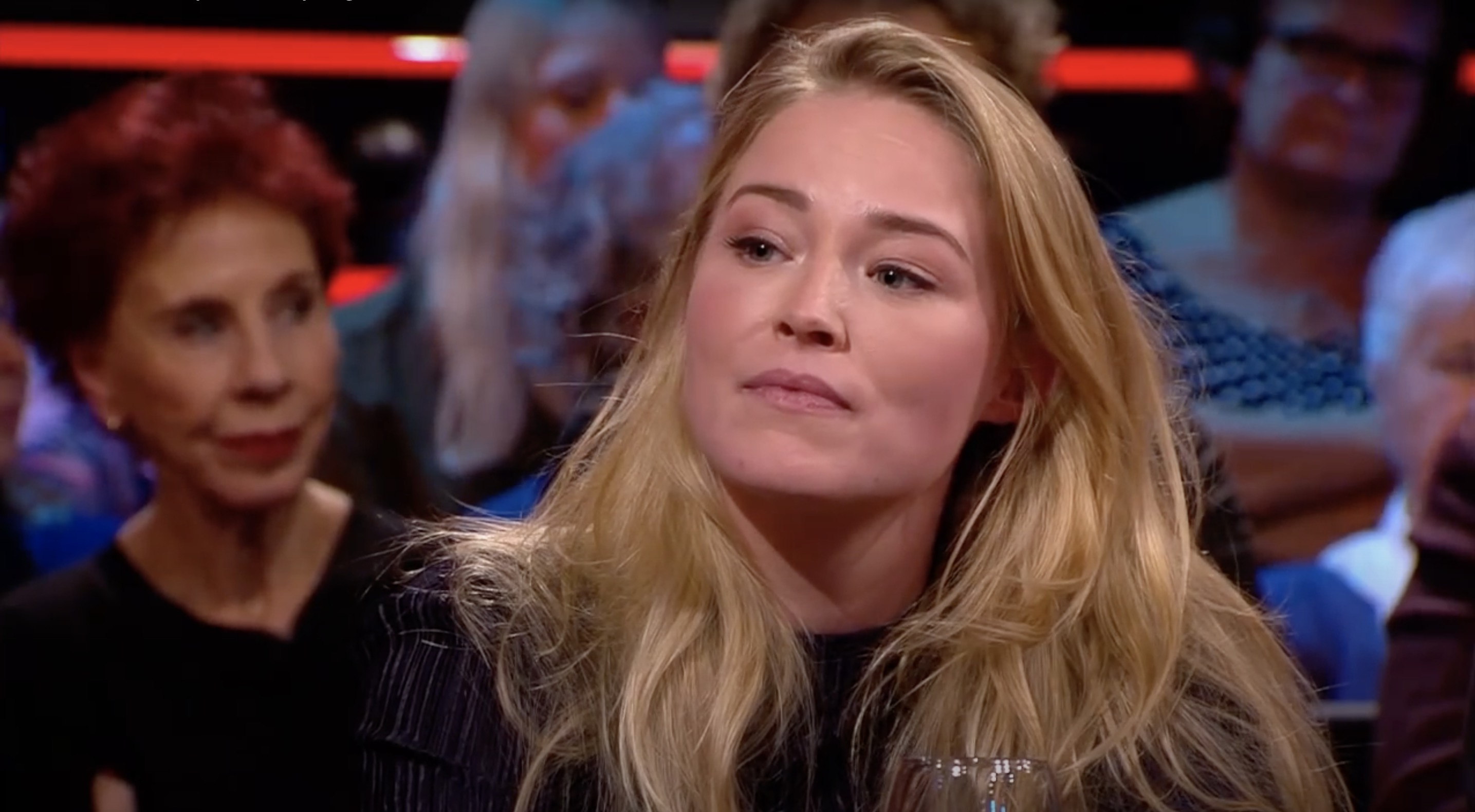 NieuwNieuws: Geraldine Kemper duikt naakt in Amsterdams water