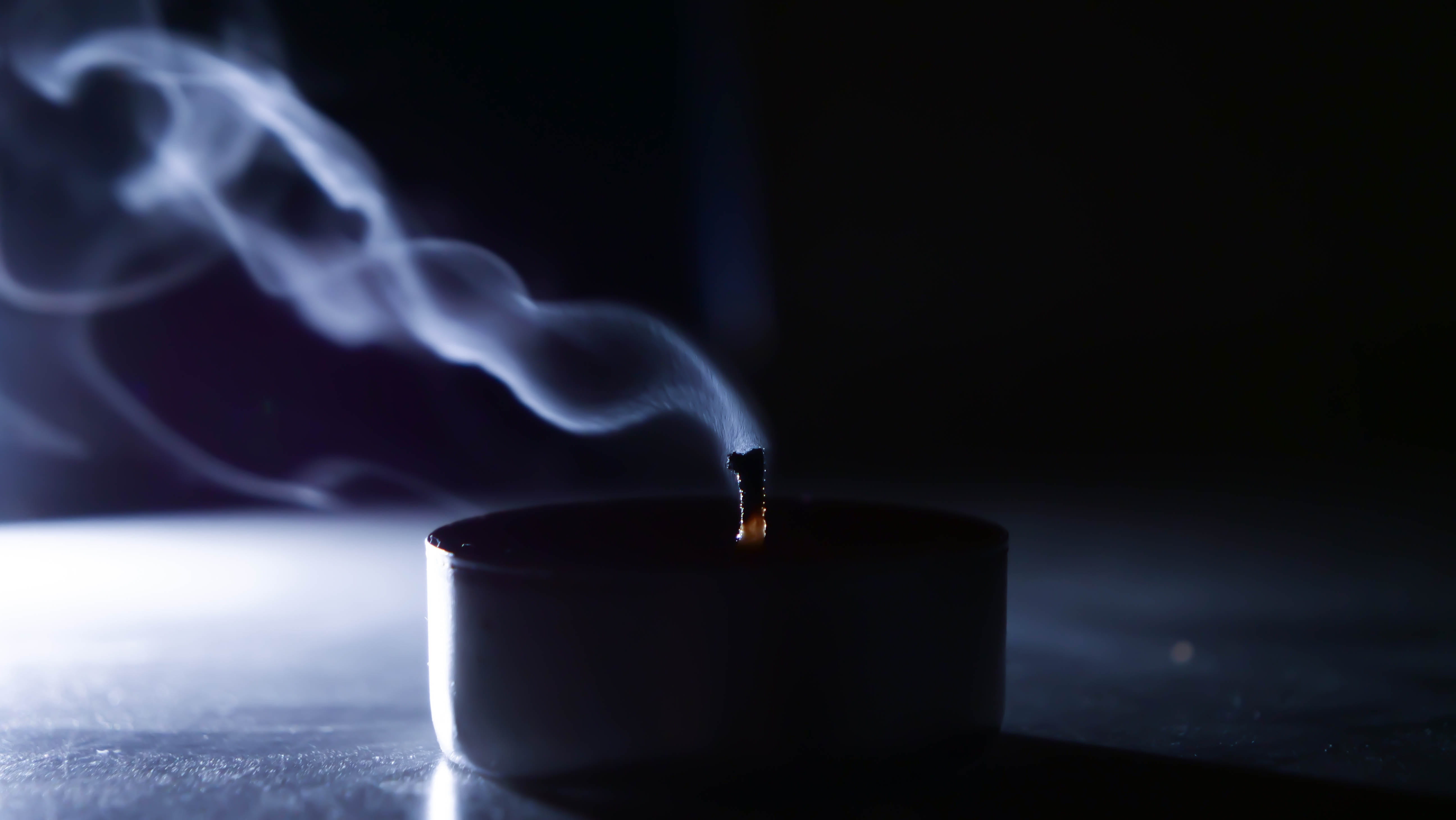 Свеча потухла. Потух. Потух. Свеча гаснет. Потухшая свеча.